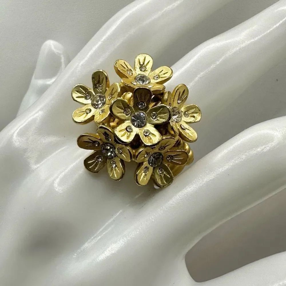 Gold tone flower cluster stretchy ring